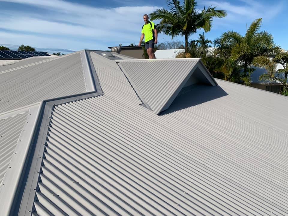 Metro Hail employee carrying out a free roof inspection